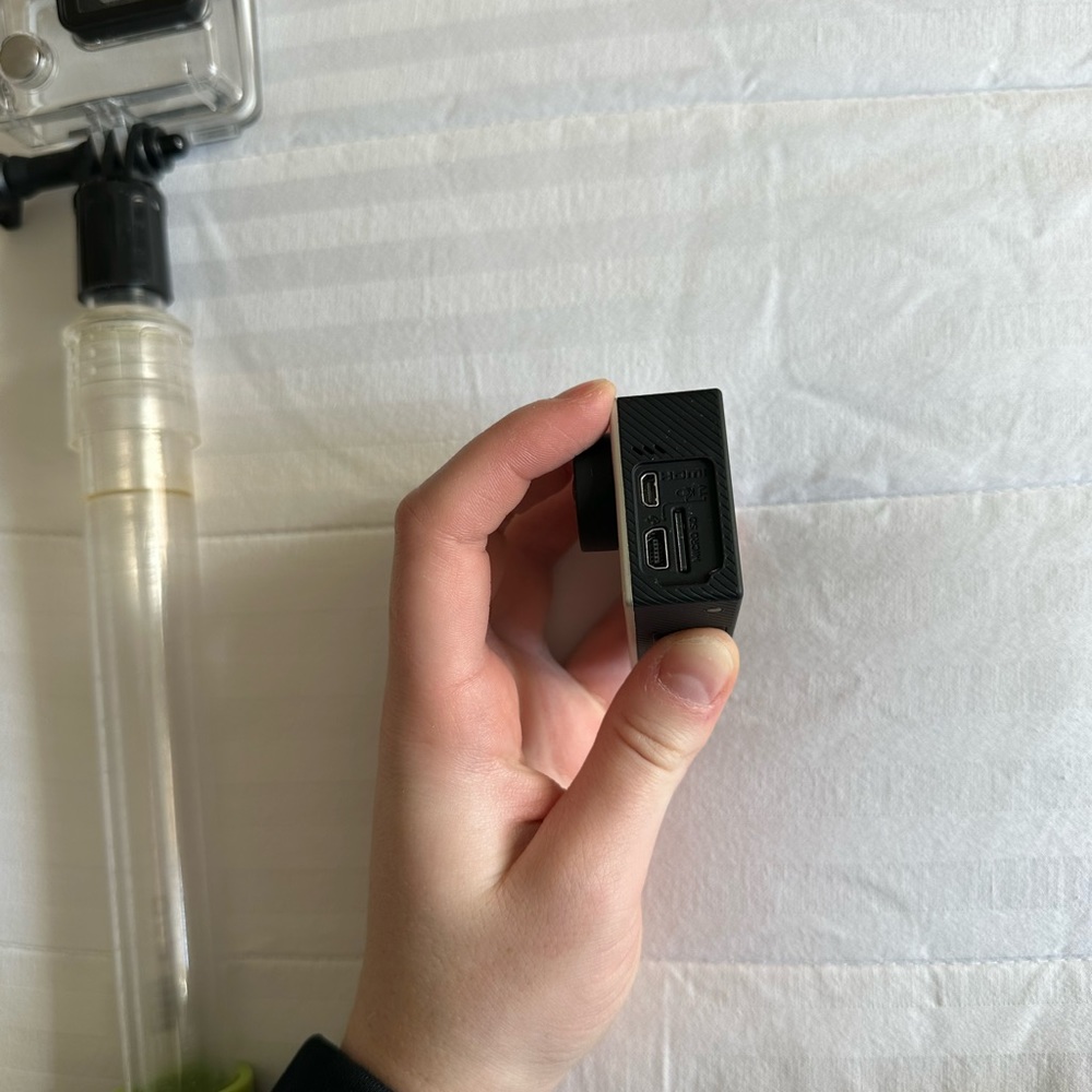 Go pro hero 4 - please note front has baby crack in plastic as pictured - Picture 4 of 5